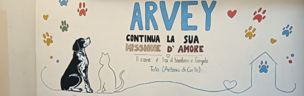 Murales dedicato ad Arvey con cane, gatto, impronte colorate e frase continua la sua missione d'amore.