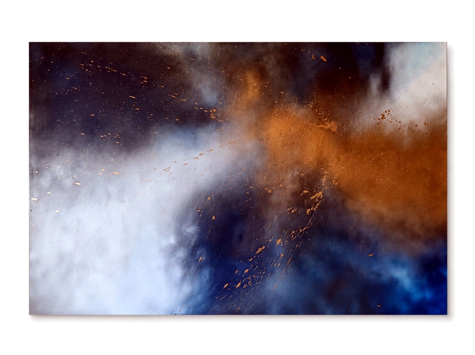 Opera Tra cielo e materia con toni blu, argento e oro